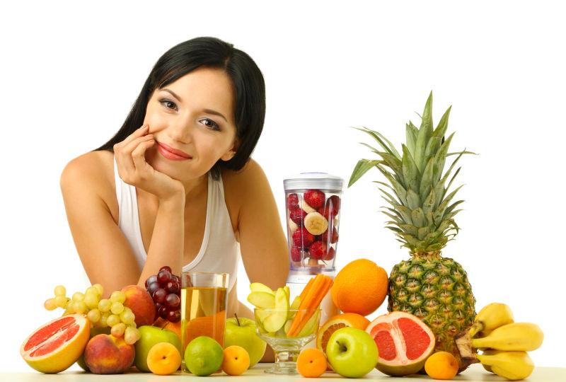 白色背景上新鲜水果榨汁机和美女