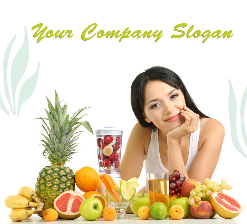 白色背景上新鲜水果和榨果汁的年轻美女