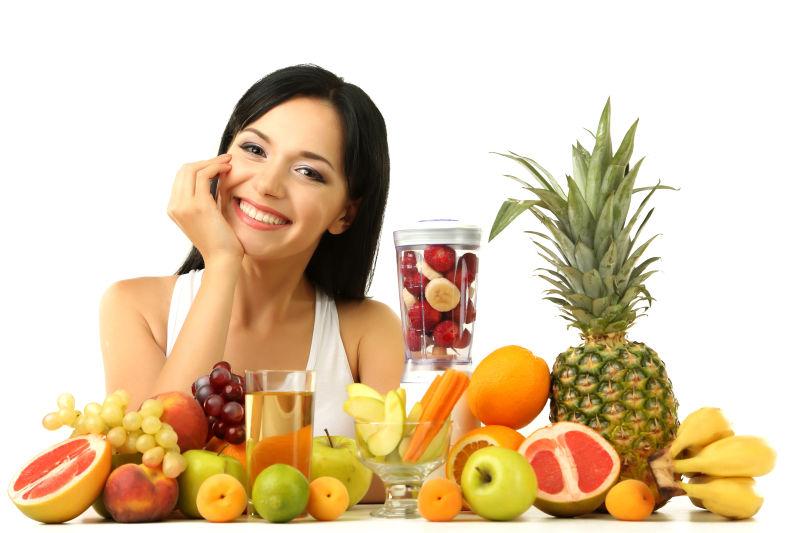 微笑的年轻美女和各种新鲜水果