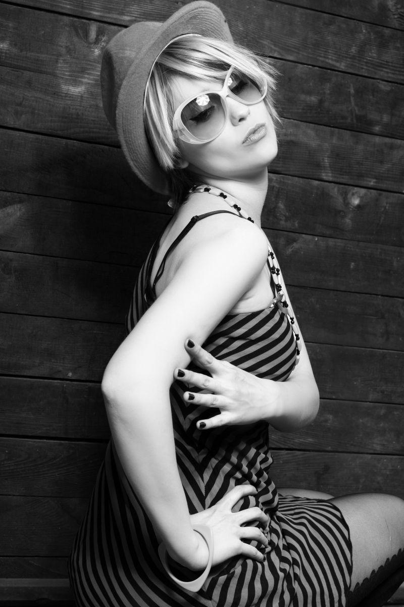 性感短发美女戴着帽子