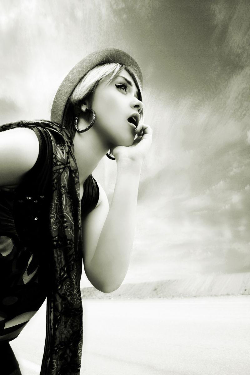 戴着帽子的短发美女