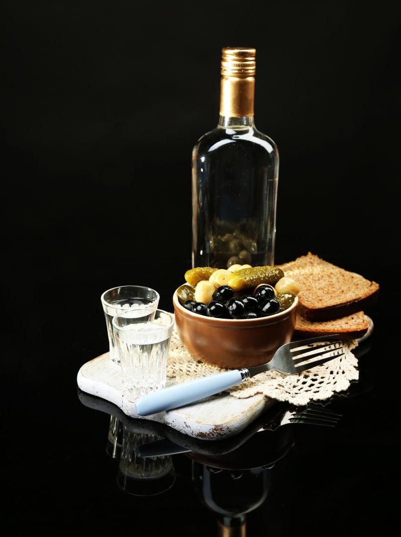 用伏特加酒和浸泡过的蔬菜做成的混合物与新鲜面包