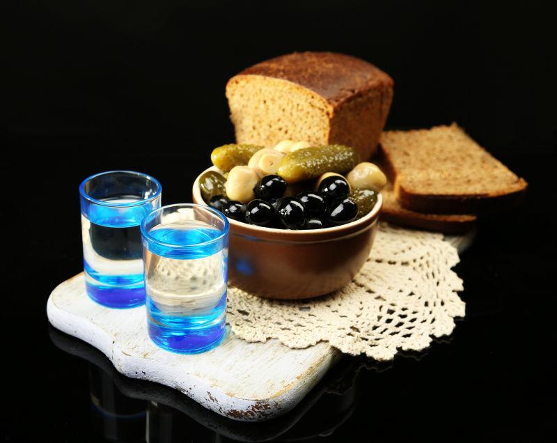 用伏特加酒和浸泡过的蔬菜做成的混合物与面包