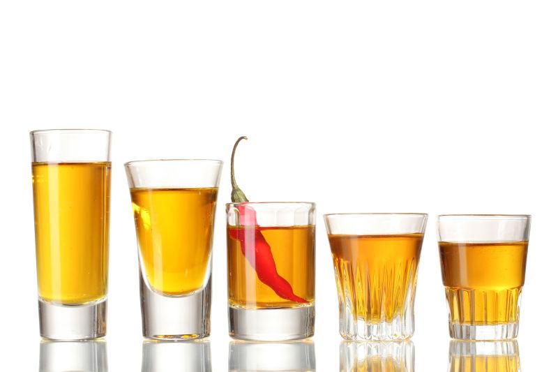 白色背景前的伏特加和红辣椒