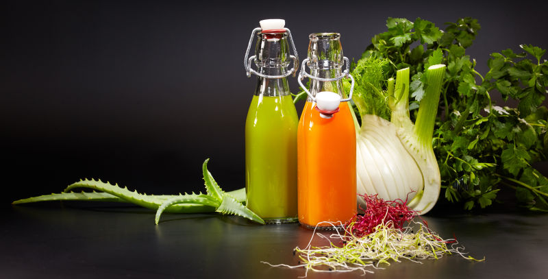 黑色背景下的新鲜健康果蔬和果蔬汁