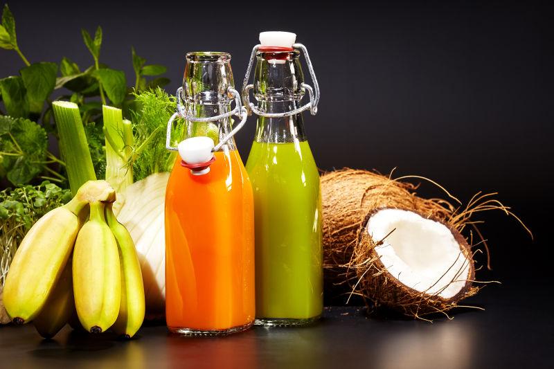 新鲜的蔬菜汁和美味的热带水果