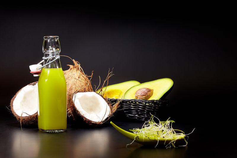 木瓜椰子和果汁在桌子上