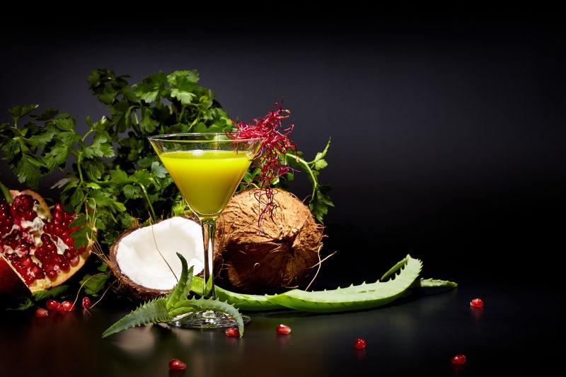 新鲜的蔬菜和一杯黄色的果汁