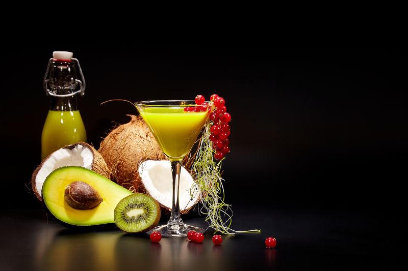 新鲜的果汁和热带水果