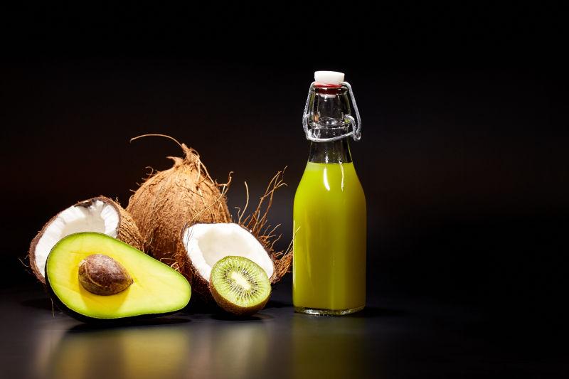 热带水果和黄色果汁