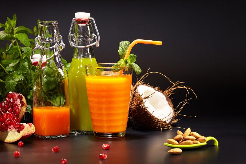 新鲜的蔬菜汁和美味的蔬果