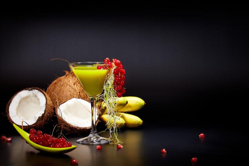 黄色的果汁和新鲜的热带水果