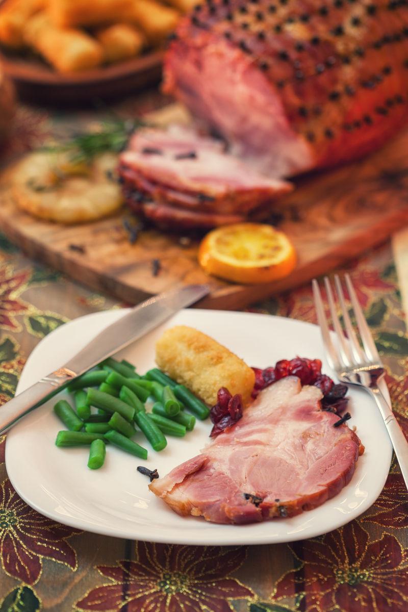 盘子里美味的切片火腿