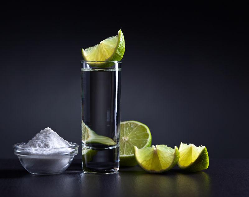 黑暗中的龙舌兰酒与青柠石灰