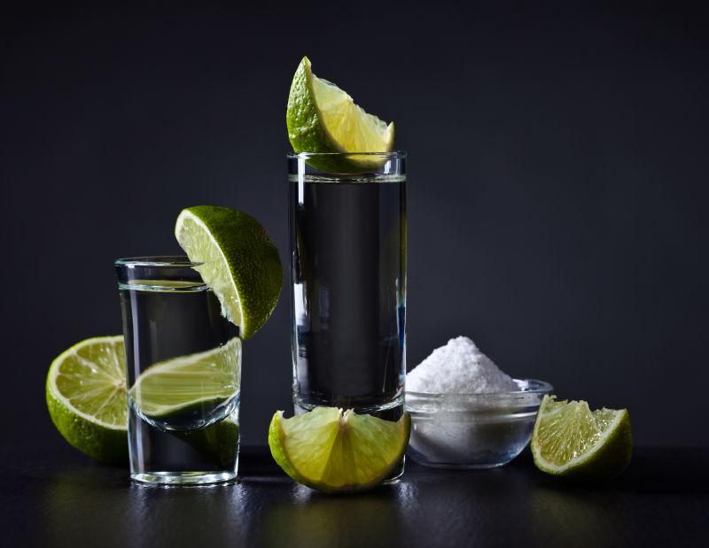 黑暗中的龙舌兰酒与石灰