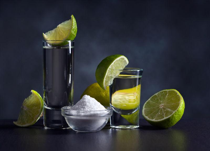 黑色桌子上的龙舌兰酒与青柠石灰