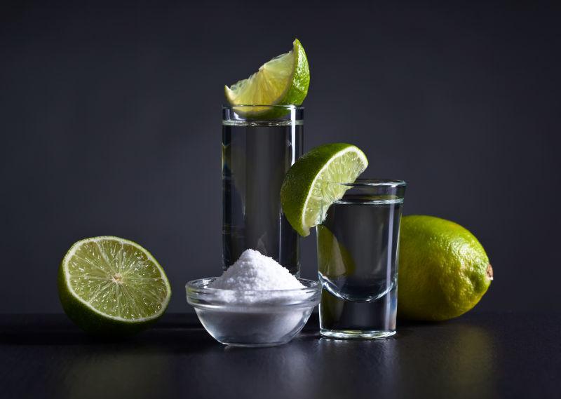 黑暗中的龙舌兰酒与青柠和石灰