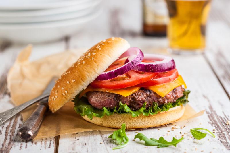 老式桌子上有一个美味的芝士煎蛋汉堡包