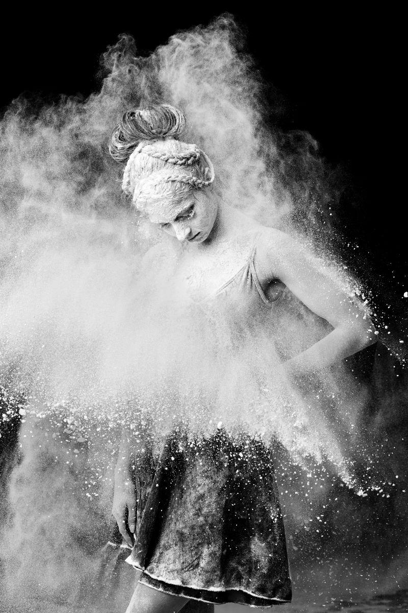 粉尘中外国美女