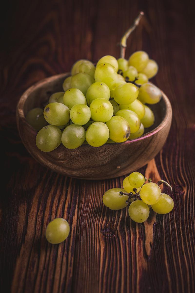 木碗里的白葡萄