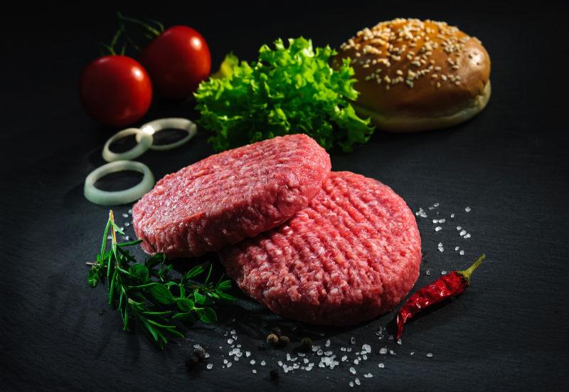 牛肉肉饼与芝麻面包的其他配料