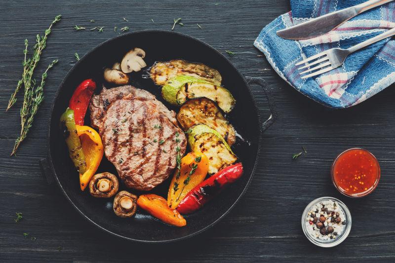 桌子上美味的牛排套餐和酱料