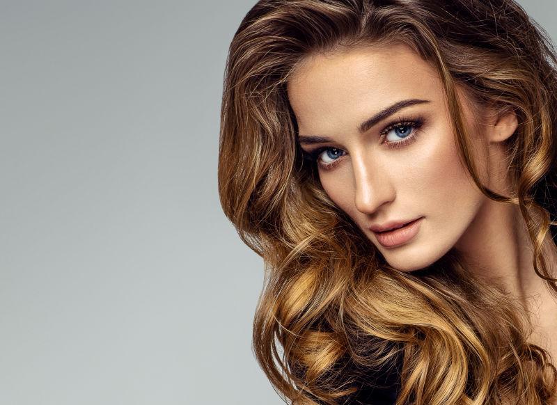 长卷发的美丽女性肖像