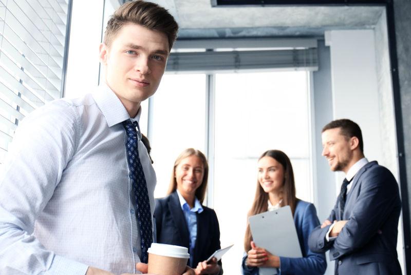 在后台办公的商人