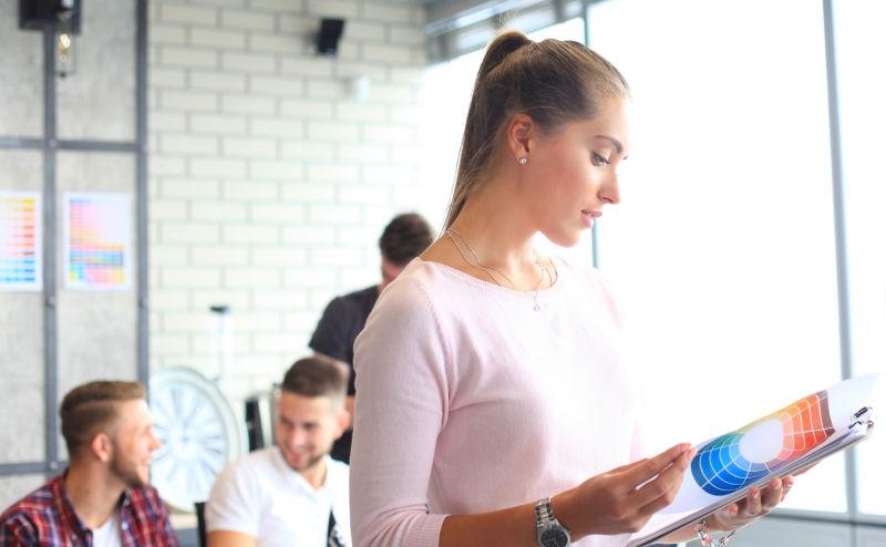 办公室里的现代商务女性和她的同事