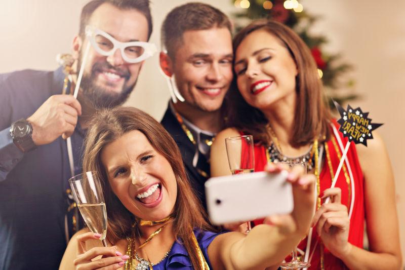 聚会上自拍的四个年轻人