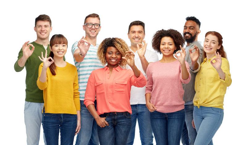 镜头下摆着自拍手势的年轻人