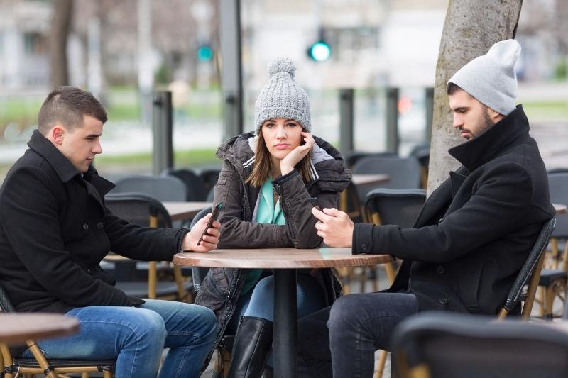 露台咖啡桌边的三个大学生