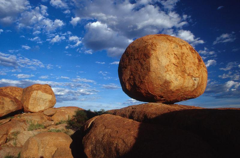 卡鲁或魔鬼大理石上的一个大岩层上有一块巨石