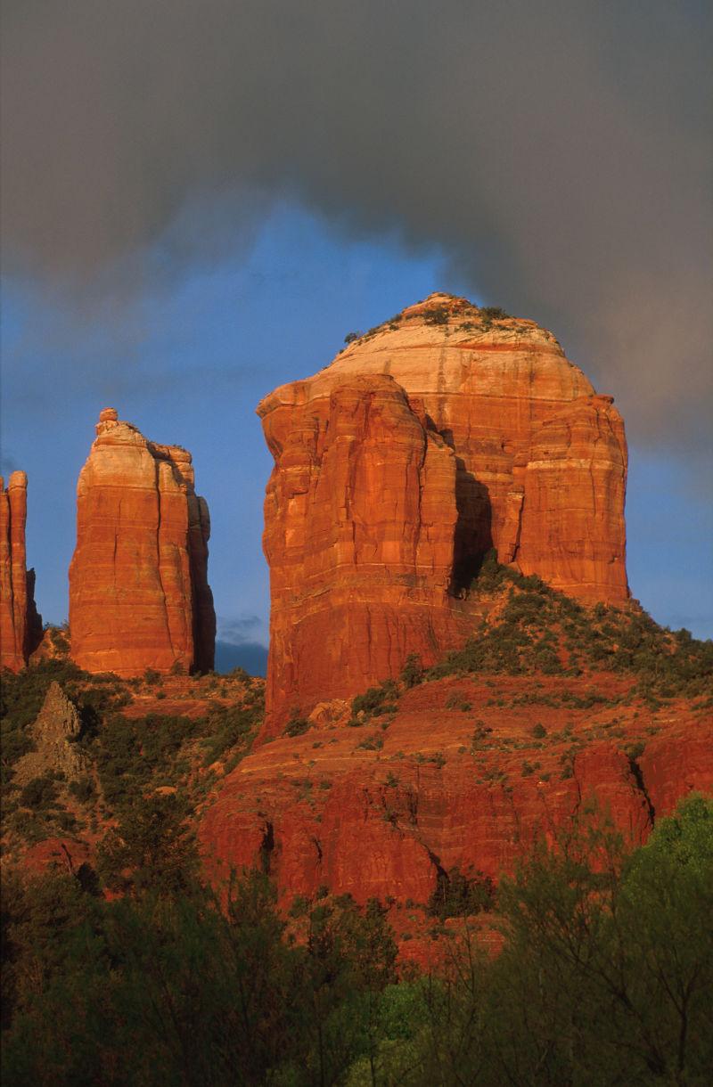 美国亚利桑那州和犹他边界附近的纪念碑山谷中的风景台地景观