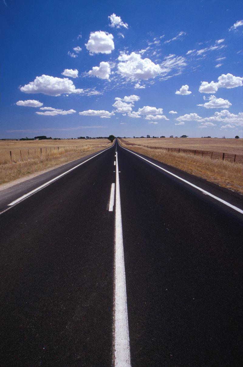 柏油路穿过纳米比亚Aus和卢德里兹之间的拿米沙漠干涸的干旱景观