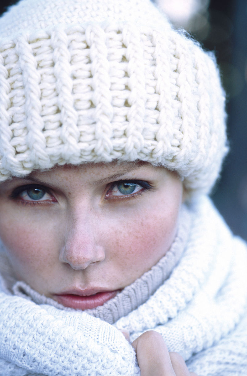 冬季里严肃的美女