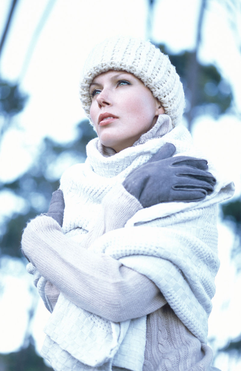 双手交叉的西方美女