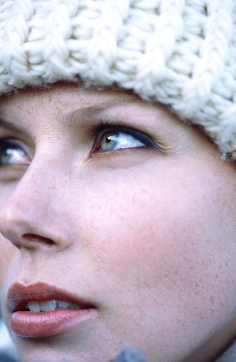 看向右方的西方美女