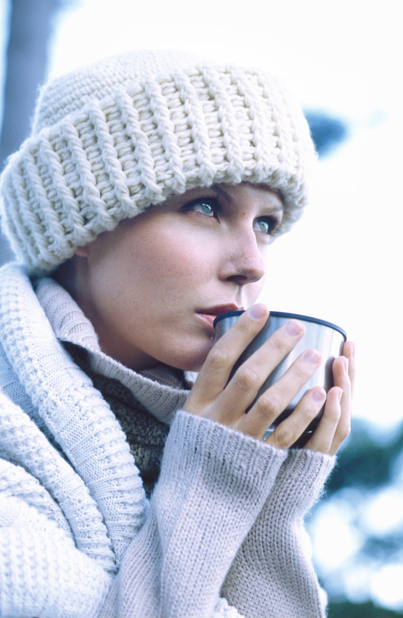 拿着水杯喝水的美女