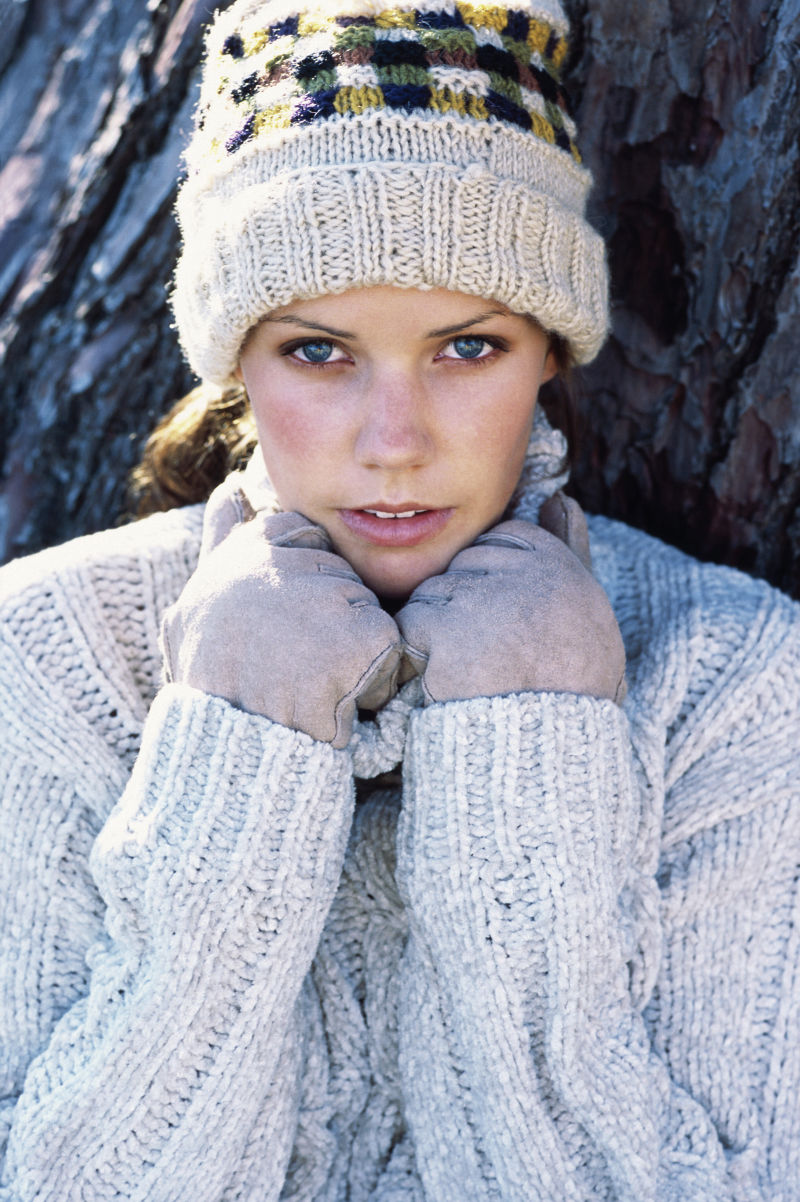 背靠在树干的美女