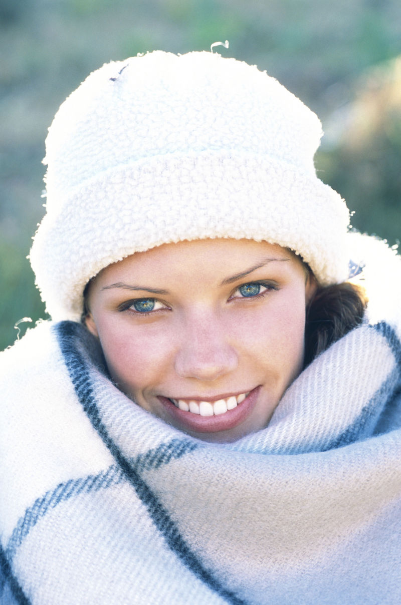 冬季里微笑的西方美女