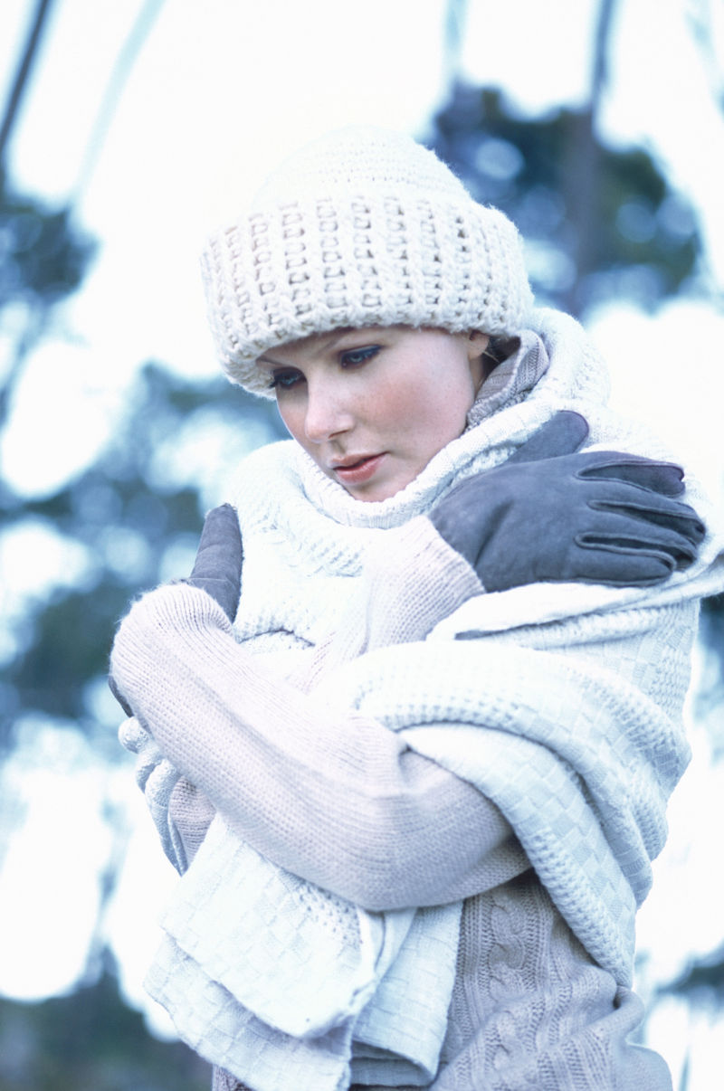 裹紧上衣的美女