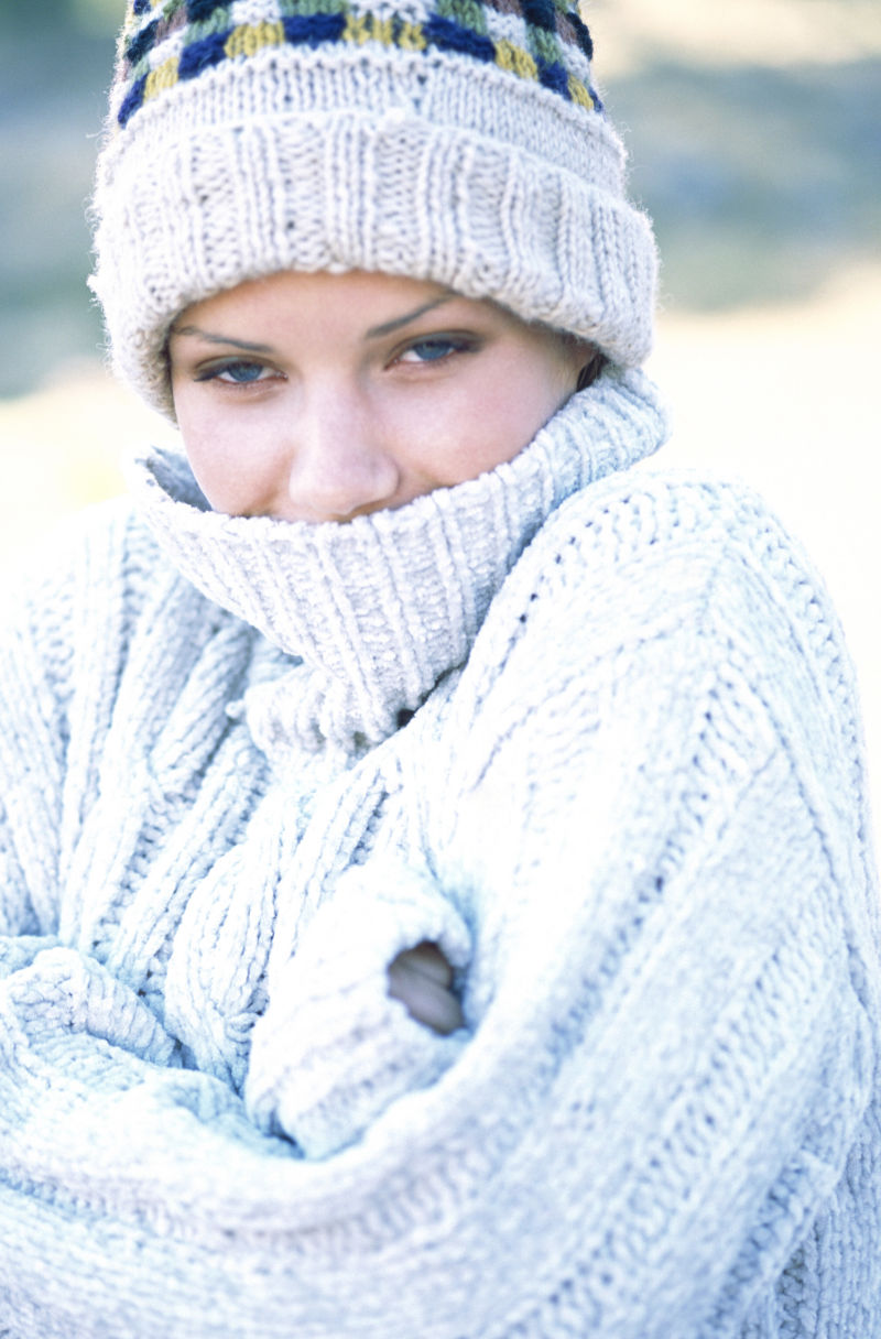 双手抱紧的美女