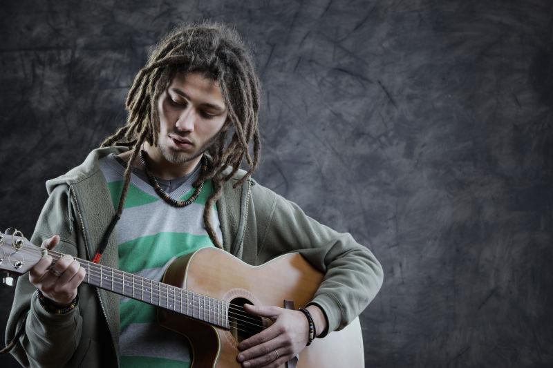 摇滚爱好者在弹奏吉他