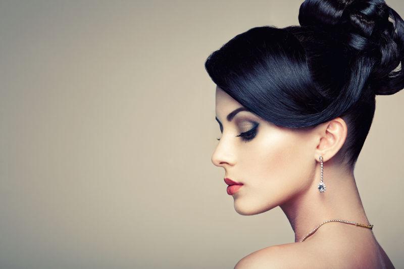 闭着眼的黑发美女戴着耳环