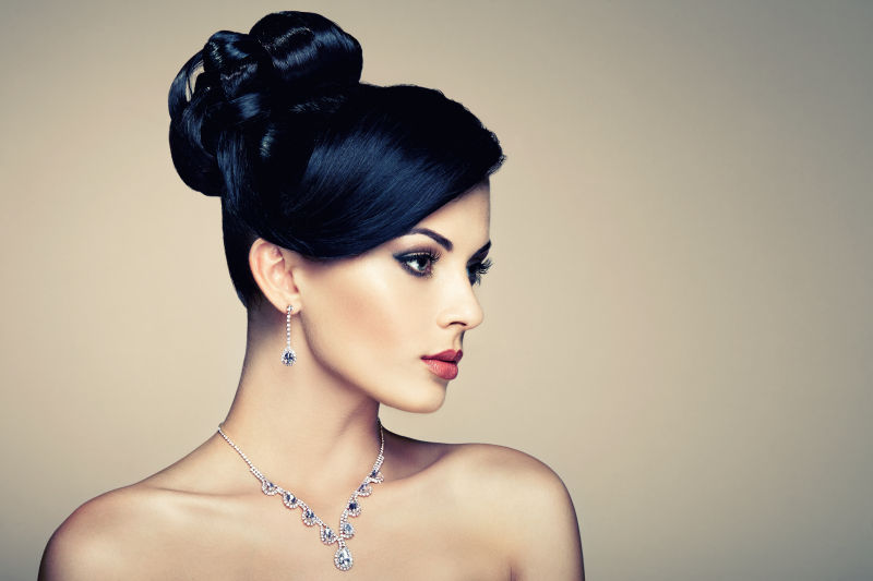 精致的黑发美女模特戴着珠宝