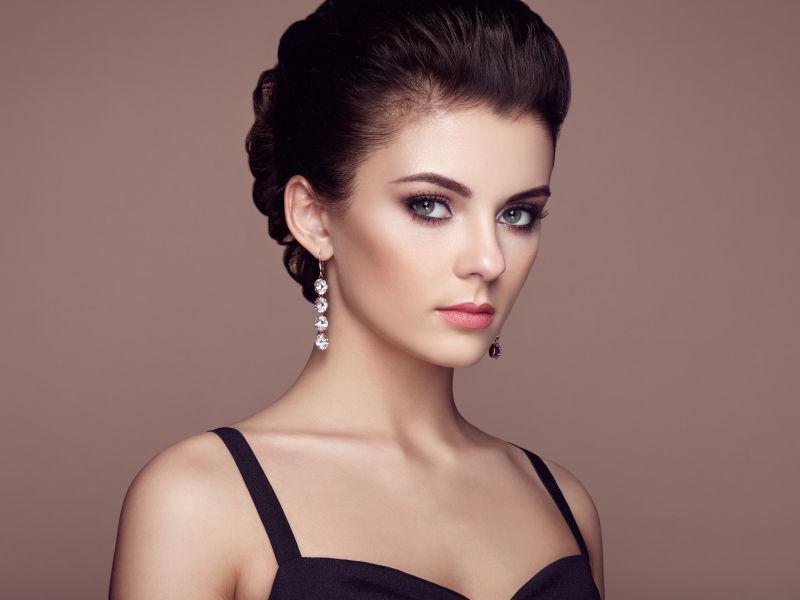 精致珠宝耳环的美女