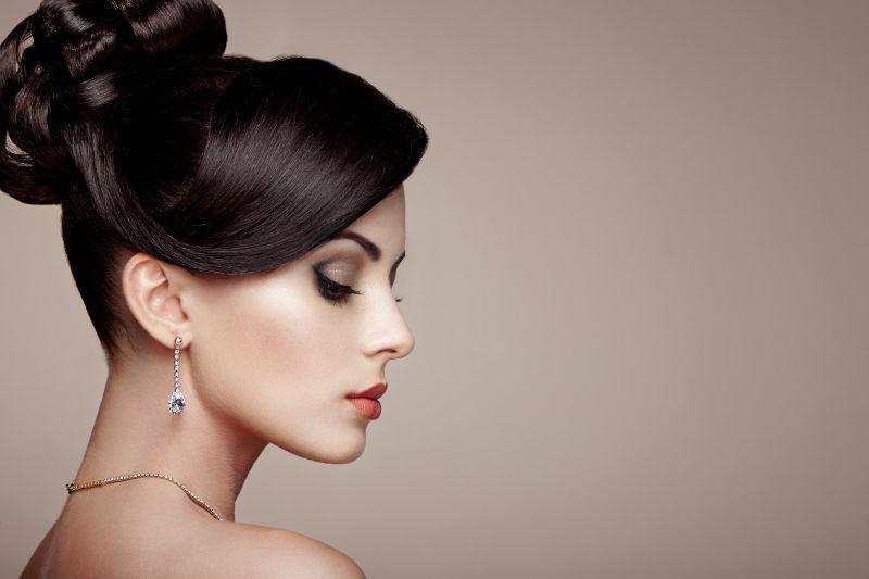 年轻美女戴着钻石耳环