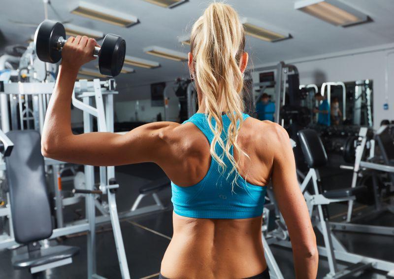 女子单手哑铃锻炼