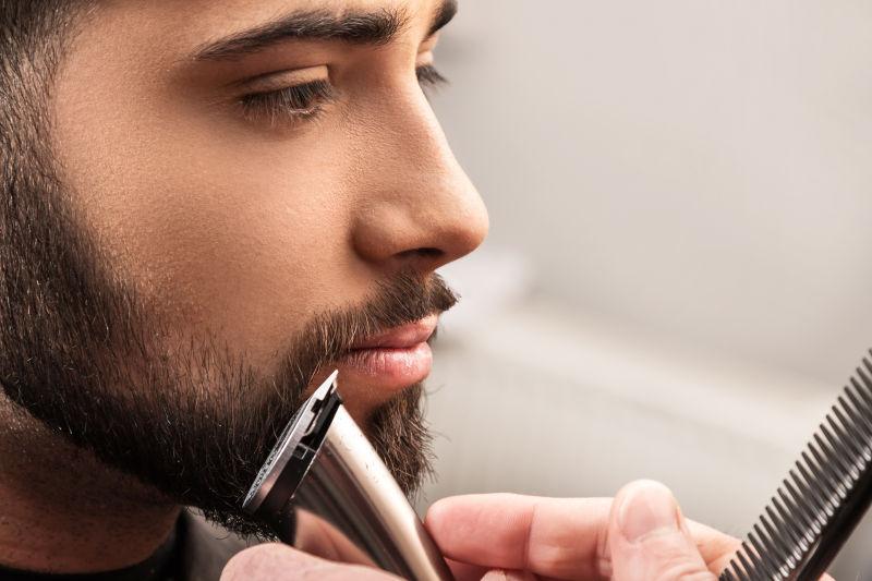 专业理发师为男子设计造型图片id: 201305男子在理发店用剃刀刮胡子